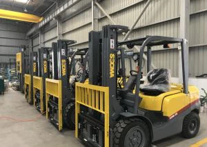 Carretilla diesel 3T amb elevació Triplex Free Mast 4.5M
